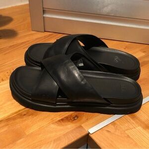 UGG BLACK CRISSCROSS SANDAL 9 EUC